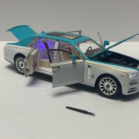 1:24 Rolls-Royce Phantom Metal Diecast White Tiffany Blue WITH LEDS Roll-Back - Picture 5 of 10